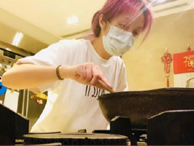 丁子高晒杨千嬅贤惠烹饪的照片。