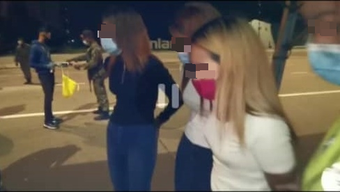 姐妹花和友人（左一至三）不顾行管令共车夜游，结果遭警方截查后扣留。