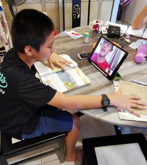 一名家长在脸书上，分享孩子在家中进行线上学习的情况。