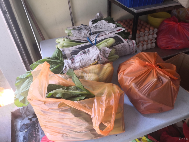 志工将各种蔬果打包后，准备送给弱势家庭和团体。