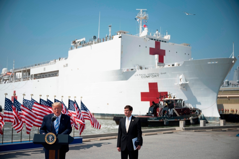 美国总统特朗普在弗吉尼亚州的诺福克海军基地出席美国海军“安慰”号医疗船出发仪式时，与防长埃斯帕保持社交距离。（法新社照片）