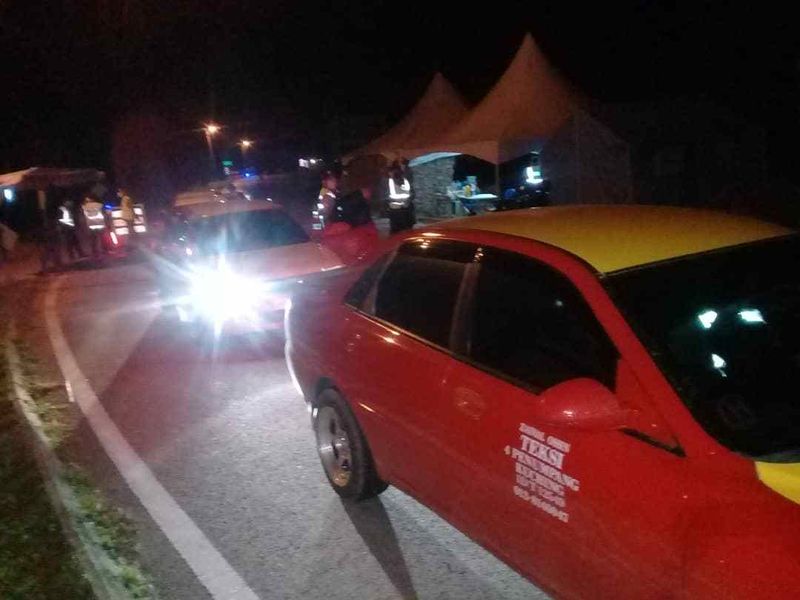 前日晚上11时50分，4辆德士途经巴拉当路段的军警路障时遭截停检查，由于4名司机皆没有官方通行证而被当场扣查。