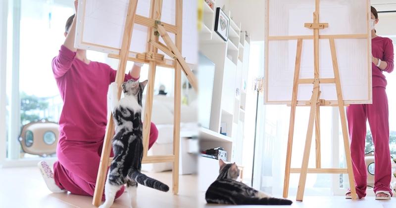 阿Sa绘画时，爱猫“呖咕”八卦探视想知道她在做什么。