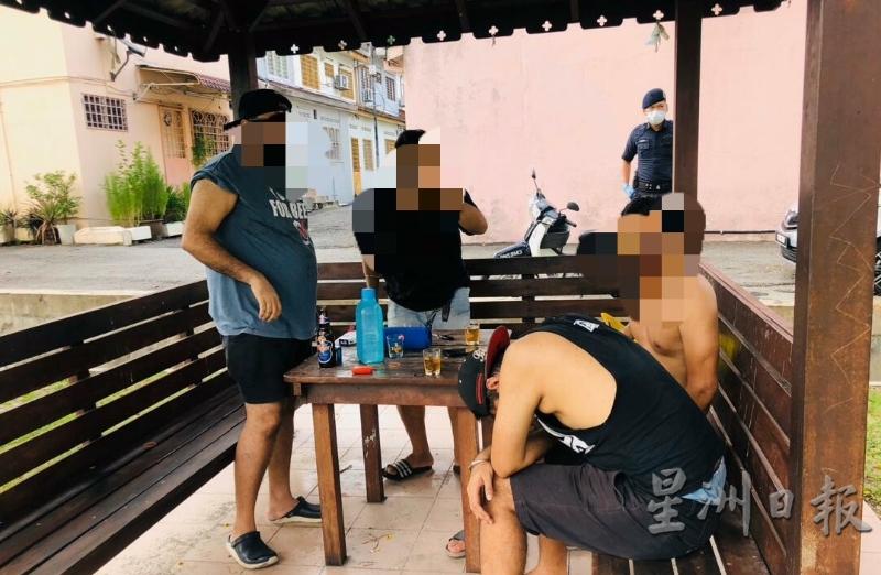 4名男子竟然于行管令期间，在路边的凉亭聚众闲聊喝酒。