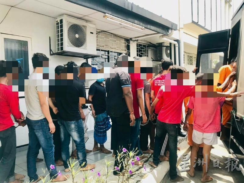 巴生北区警方逮捕的一共16人，包括4名本地人和12名外劳全都被延扣，预料于明日被控上法庭。