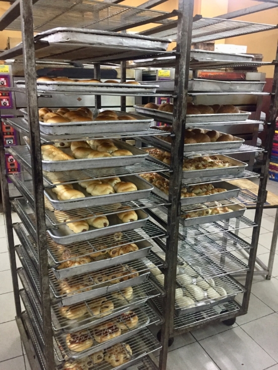 顺盛中西饼家日产700至800个1令吉优惠价的面包。