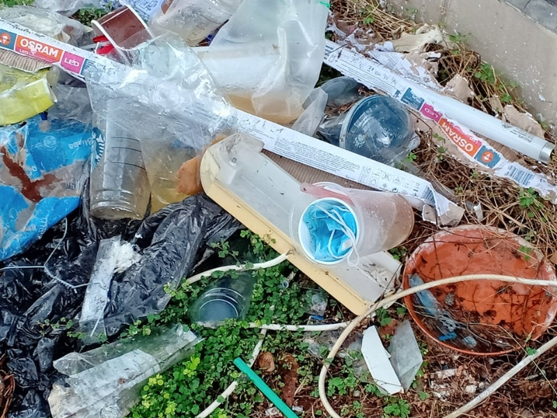 金宝一带有的口罩则被丢弃的商店前的露天垃圾堆中，与其他垃圾为伍。