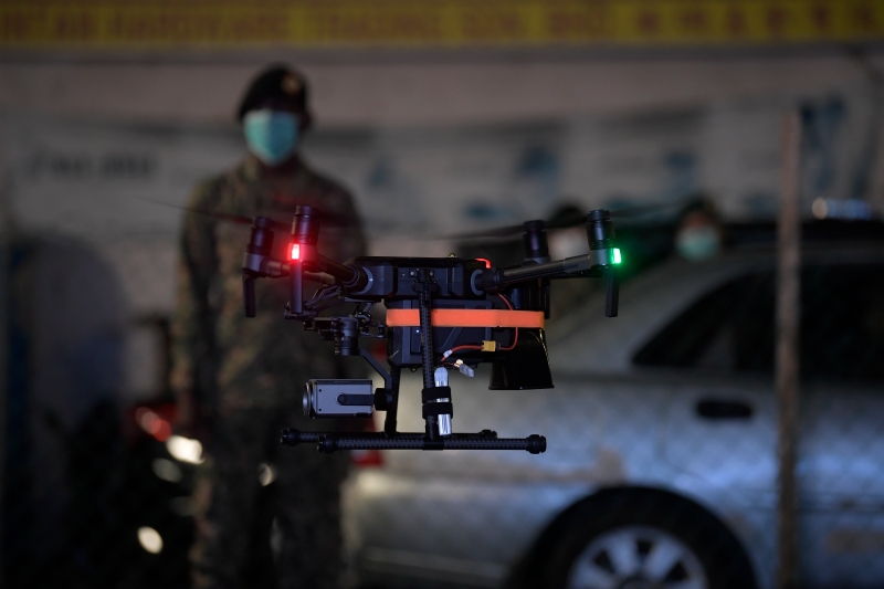 配合“解毒”行动（Op Penawar），军警在夜间出动无人机监督路面情况及民众走向。