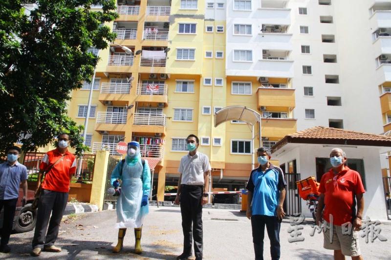 欧阳捍华（右三）在星期日（29日）上午前往有关公寓巡视消毒工作。左起是王奕翔、唐竟发和杨宝锋。右二是戴祯兴。（图：星洲日报）