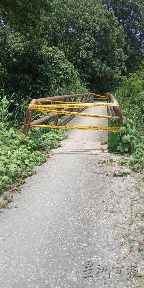 茉莉花园通往甘榜默拉尤新巴力的铁桥昨日较早时被封，不过下午已经解除禁止通行禁令。