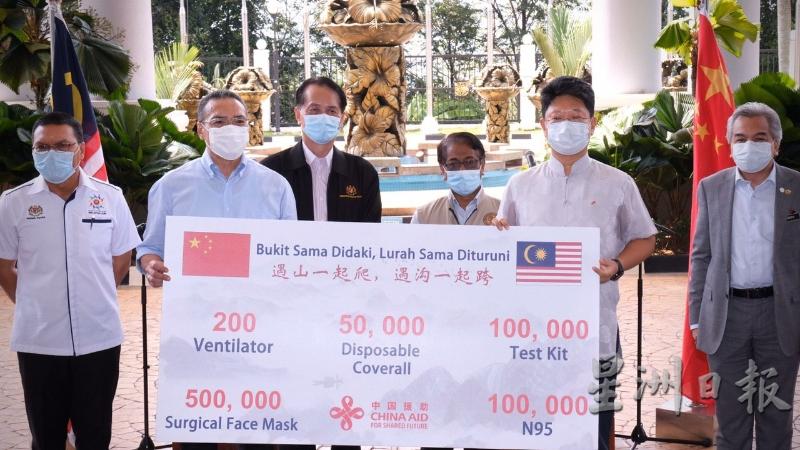 白天（右二）代表将中国政府捐赠的医疗物资移交给希山慕丁（左二）。左三为卫生总监拿督诺希山。