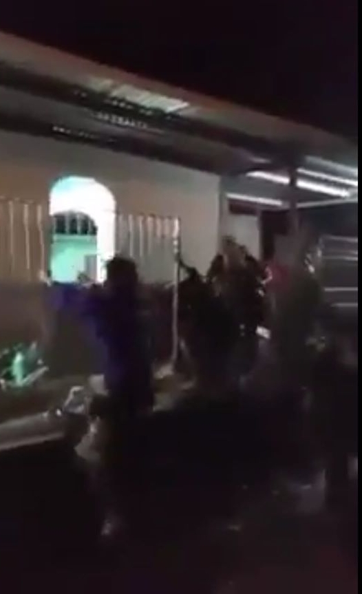 视频显示一批暴徒硬闯清真寺，唯警方已确实并非在马六甲发生。