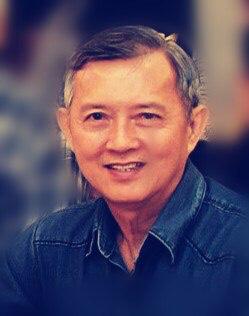 黄振江是一名华小退休校长，在八十年代开始为多位歌手填词作曲。