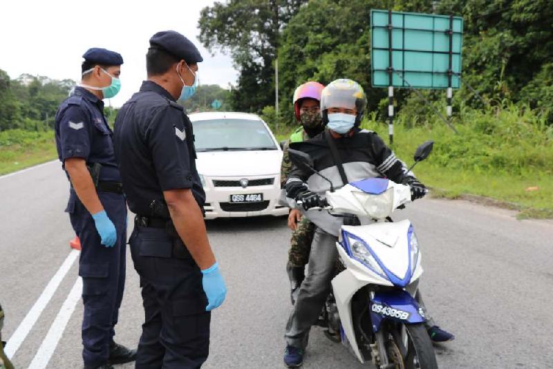 
警方联合军人在巴拉当路交通圈处设路障检查来往车辆及摩托。