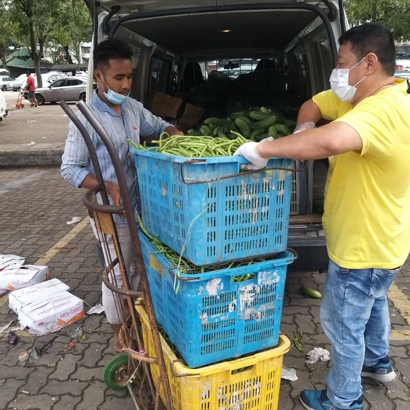甲洞行动党获得吉隆坡批发公市菜贩捐出满满一个小货车的蔬菜。