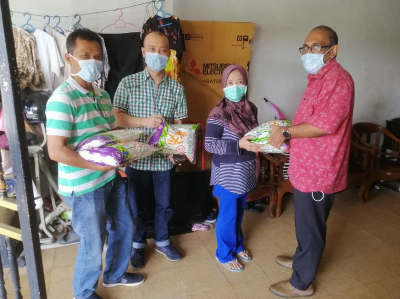 帮助马来西亚和金马皇宫酒店为有需要的家庭送上一袋米粮，让他们能顺利度过行动管制令。