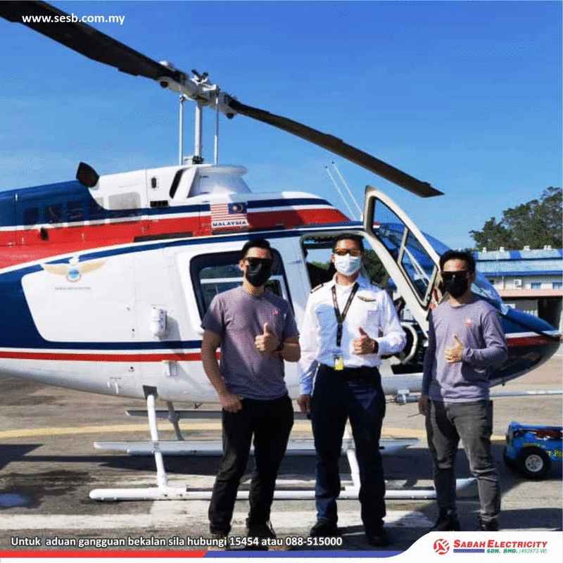 沙电技术人员和飞机师在直升机前合影。