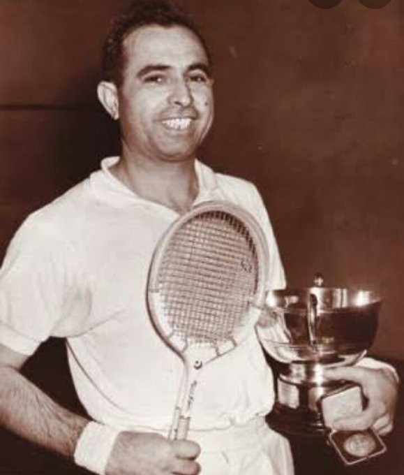 巴基斯坦壁球名宿、4届英国公开赛冠军阿占汗因感染冠病去世，终年95岁。（网络照）
