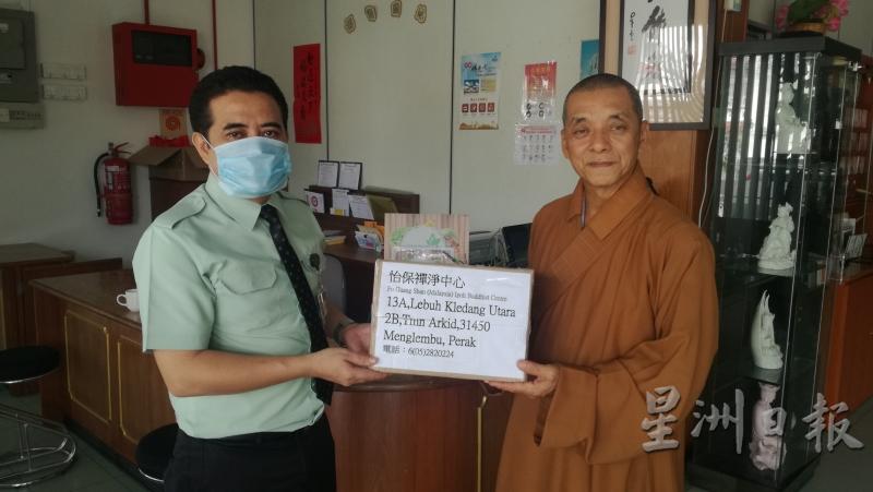 华都牙也医院获赠送500个口罩，院方代表扎比里（左）感谢佛光会赠送口罩。