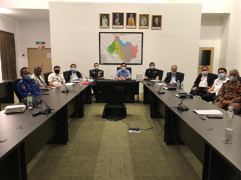 
砂交通部长李景胜（坐者左六）主持美里省灾难管理委员会会议。