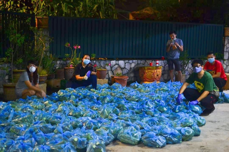 甲洞行动党的党员将卖不出的蔬菜分包为200份的蔬菜包。