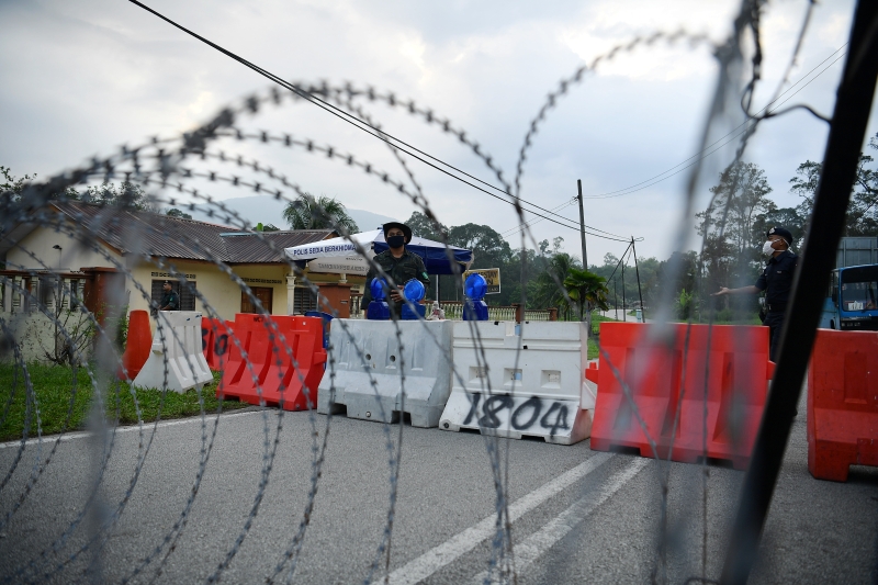 警方在村子的主要入口处放置铁丝网等障碍物，加上军人轮班驻守，禁止村民及外人出入村子。