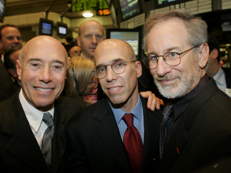 大卫格芬（左一）是梦工厂电影公司共同创办人，他去年曾以近80亿美元(约348亿令吉)资产，在福布斯美国400富豪榜（Forbes 400）位列第60名。右为史提芬史匹堡（Steven Spielberg）。