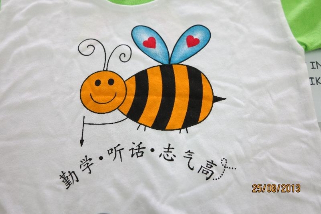甘马挽港口华小的学生只要收集齐全8枚小蜜蜂徽章，就能换取这件再多钱也买不到的小蜜蜂T恤。