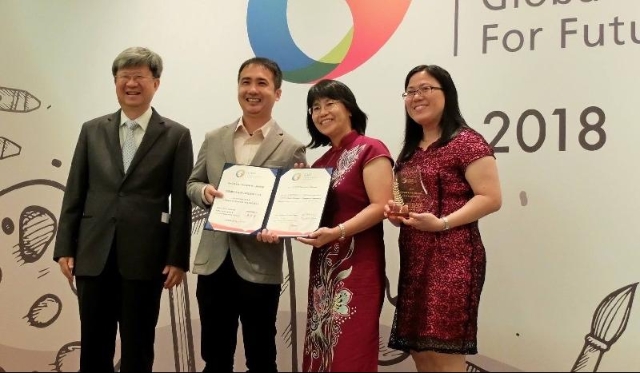 谢月美（右二）和潘美莉（右一）领取2018年度GHF教育创新（马来西亚）学人奖。