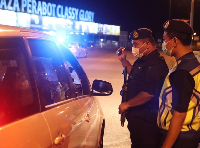 吉州警员每日站在前线，严查出门的公众和车辆。