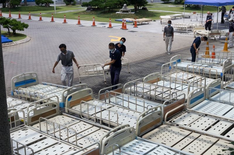医院派出大货车前来吉隆坡慈济静思堂运载30病床。