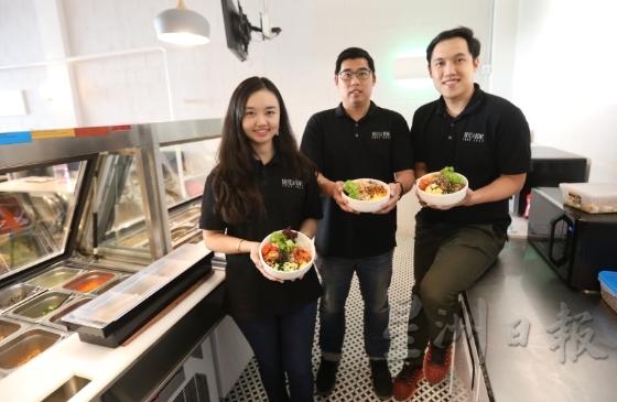 THE FISH BOWL由年轻的团队创立，以马来西亚版夏威夷拌饭，让马来西亚人享用美味营养的快餐。左起是黄淑慧、吴为康及庄俊鸿。