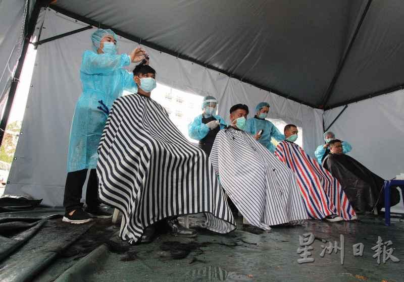 专业发型师走进里卡士妇孺医院，为站在前线抗疫的医护人员剪发。 