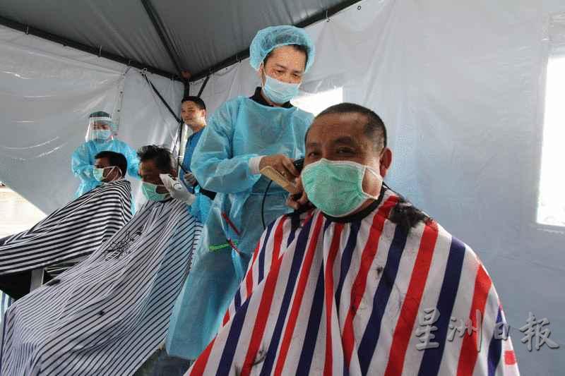 带领医护人员坚守前线的里卡士妇孺医院院长陈美淮（右）以身作则，将头发剃成寸头。 
