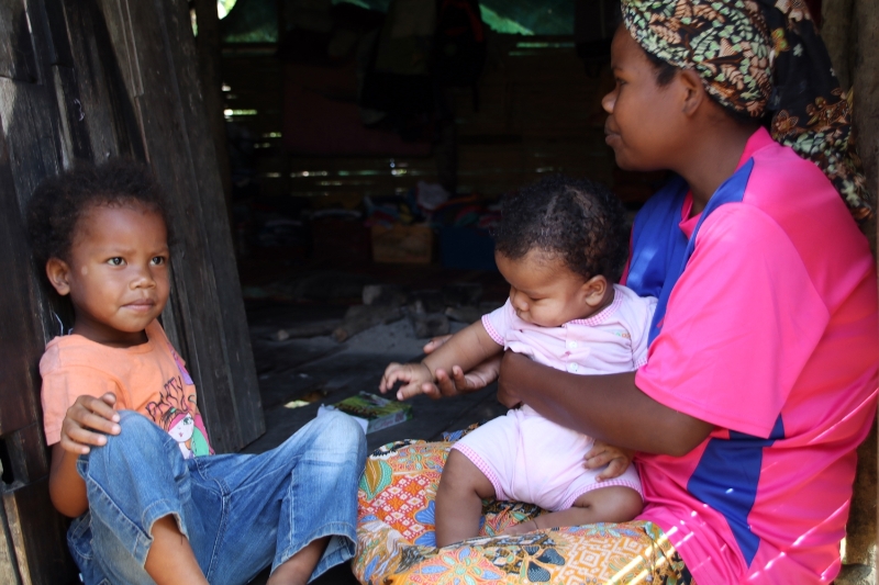 诺利亚与丈夫，以及两个分别3岁和3个月大的儿子住在亚答屋内。她们这些天也是吃木薯充饥，以确保自己还能给两个孩子喂食母乳。
