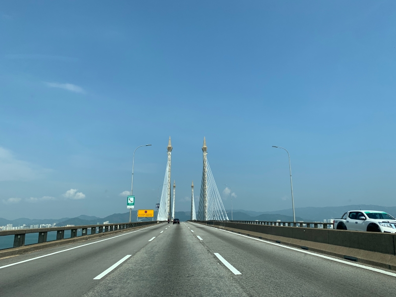 槟城大桥：限制行动导致行驶在大桥上的车辆稀少，桥上也静下来了。