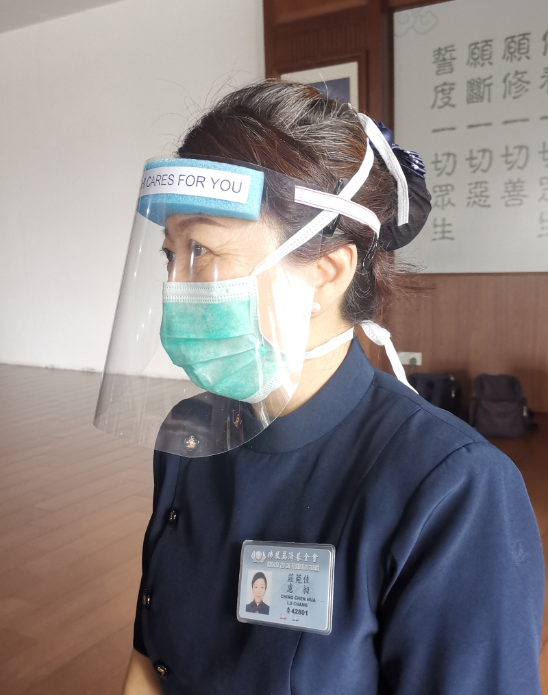 庄菀佳示范戴上面罩情况，让医护员多一层防护。