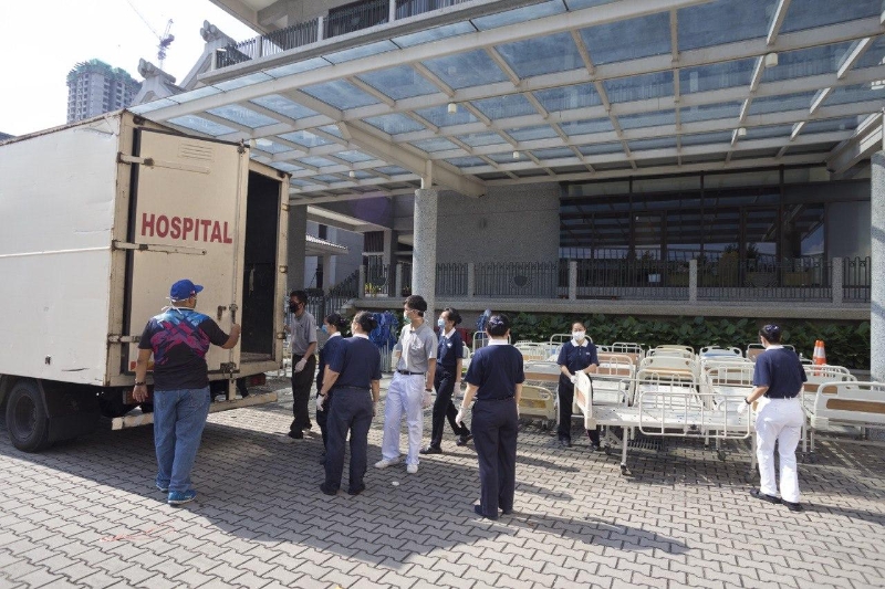 医院派出大货车前来吉隆坡慈济静思堂运载30病床。