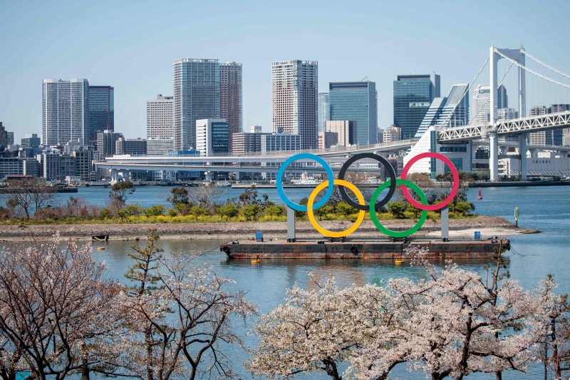 日本主流媒体全报道，东京奥运会将于2021年7月23日开幕，8月8日闭幕。图示东京台场海滨公园的奥运五环碑景色。（法新社照片）