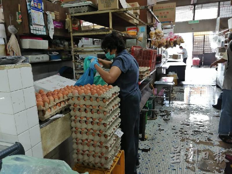关丹大巴刹杂货商在鸡蛋供应方面并没有面对问题。