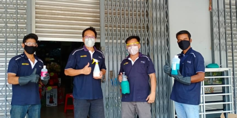 陈忠兴（左二）与员工在进行上门外送服务时，会做好防护措施，并携带消毒搓手液。