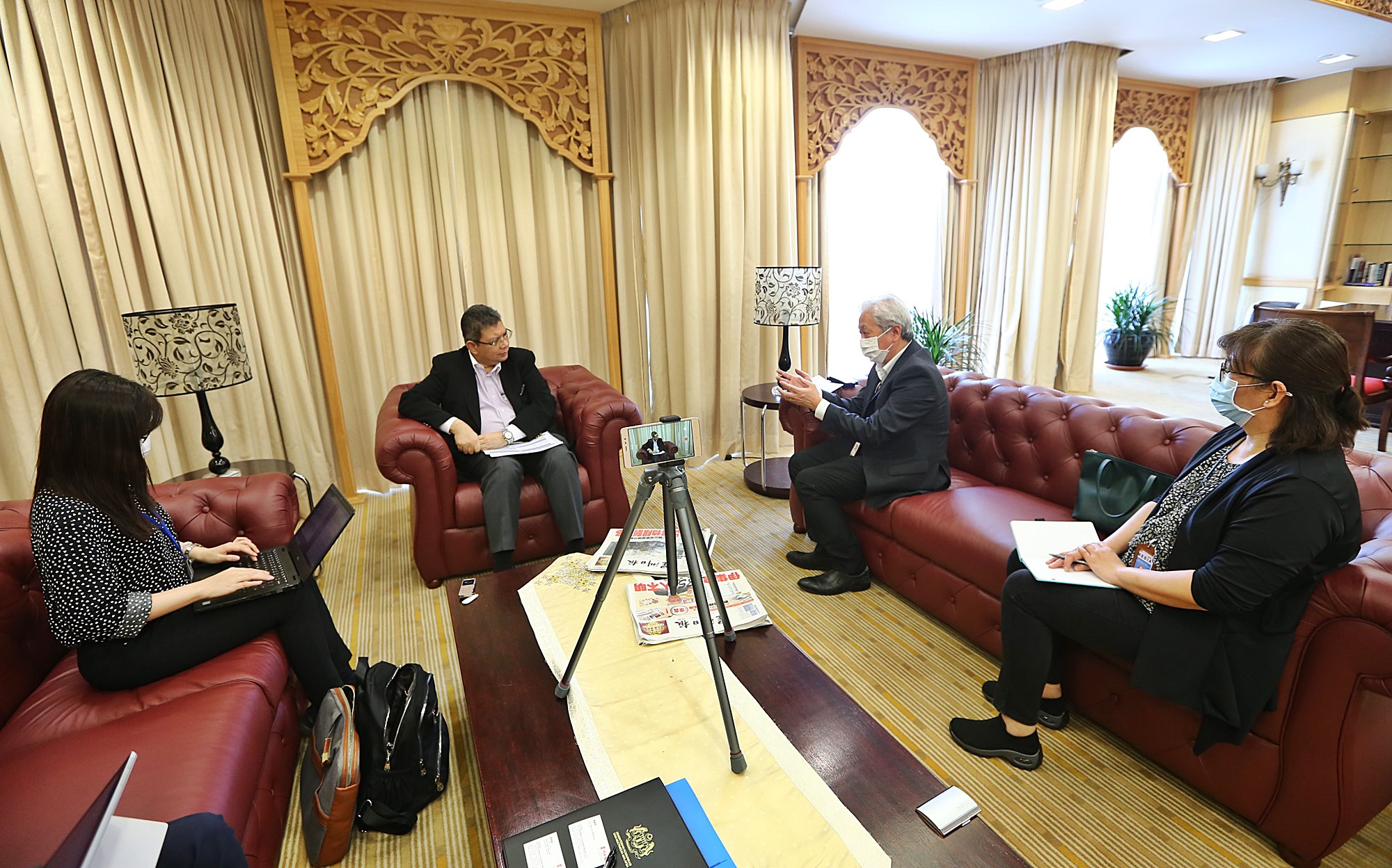 赛富丁（左二）接受星洲日报专访时，与总编辑郭清江（右二）、执行编辑（新闻）侯雅伦（右一）和记者练珊恩（左一）保持社交距离。