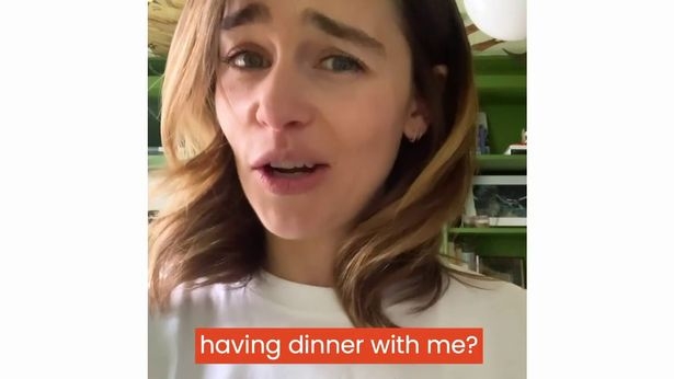 “龙母”艾蜜莉亚克拉克在IG贴出短片问说，“与我共晋晚餐，你觉得会如何呢？”