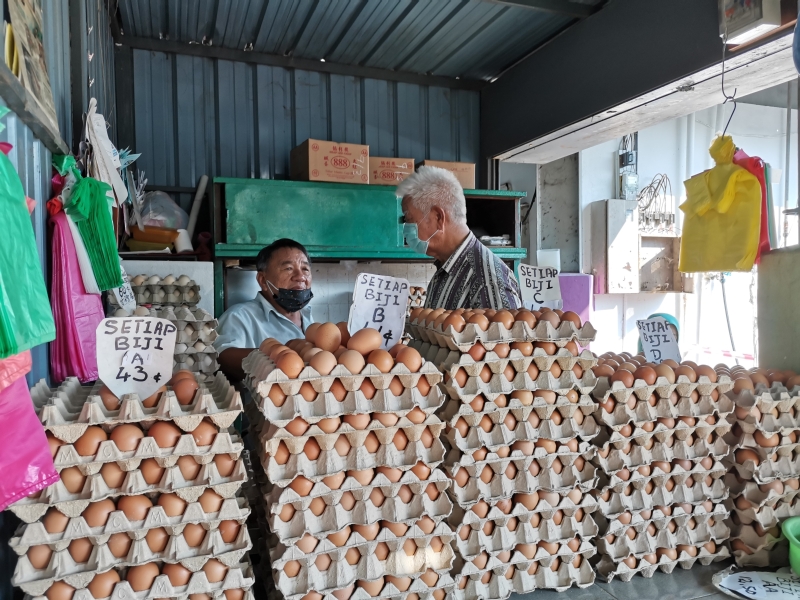 鸡蛋商赵启明（左）表示，鸡蛋行管令期间销量加倍，令供应有点吃紧。