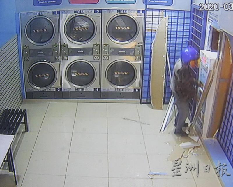 闭路电视画面摄录到窃贼于3月18日，即行管令首日潜入自助洗衣店，企图偷走兑币机不果，最终空手而逃。

