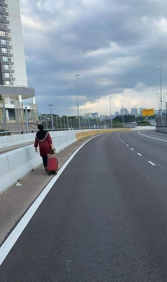 早前，因马新跨境巴士和火车停驶，一名巫裔妇女为了从新山返新，得徒步越过新柔长堤前往新加坡，引起各界关注。