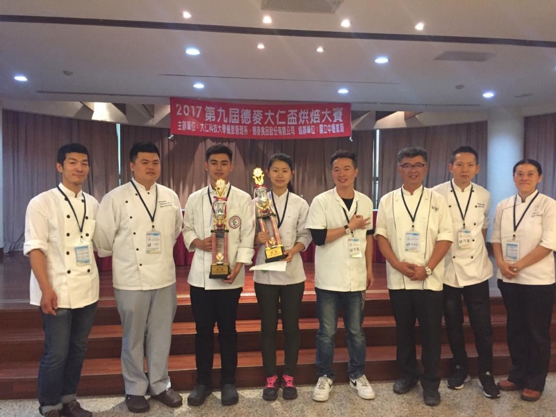 温振湙（左三起）与同学张馨文，在2017年参加第九届德麦大仁杯烘焙双人组大赛中荣获亚军。