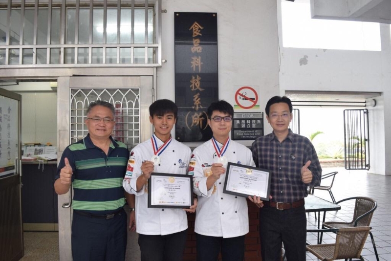 温振湙（左二）首次参加FHC上海国际厨艺竞赛综合面包组荣获亚军，与系主任及教授分享喜悦。