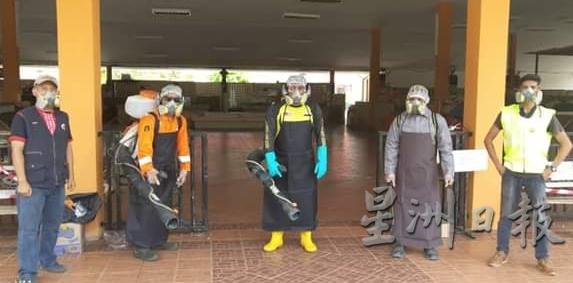 立卑县议会消毒行动小组整装准备执行任务。