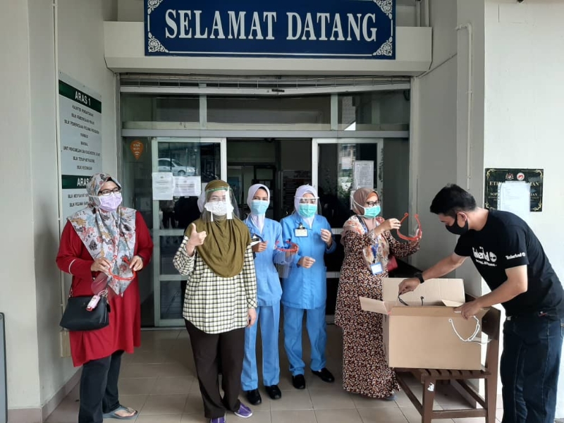 不叻士工业训练学院送上防护面罩给学院附近的医院和诊所，为对抗冠状病毒病疫情献力。